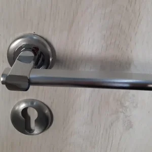 Maniglia per porta Allegra ART 118 R Poggi e Mariani cromo satinato bocchetta foro yale 7216 yale Tijdelijk Beschikbaar